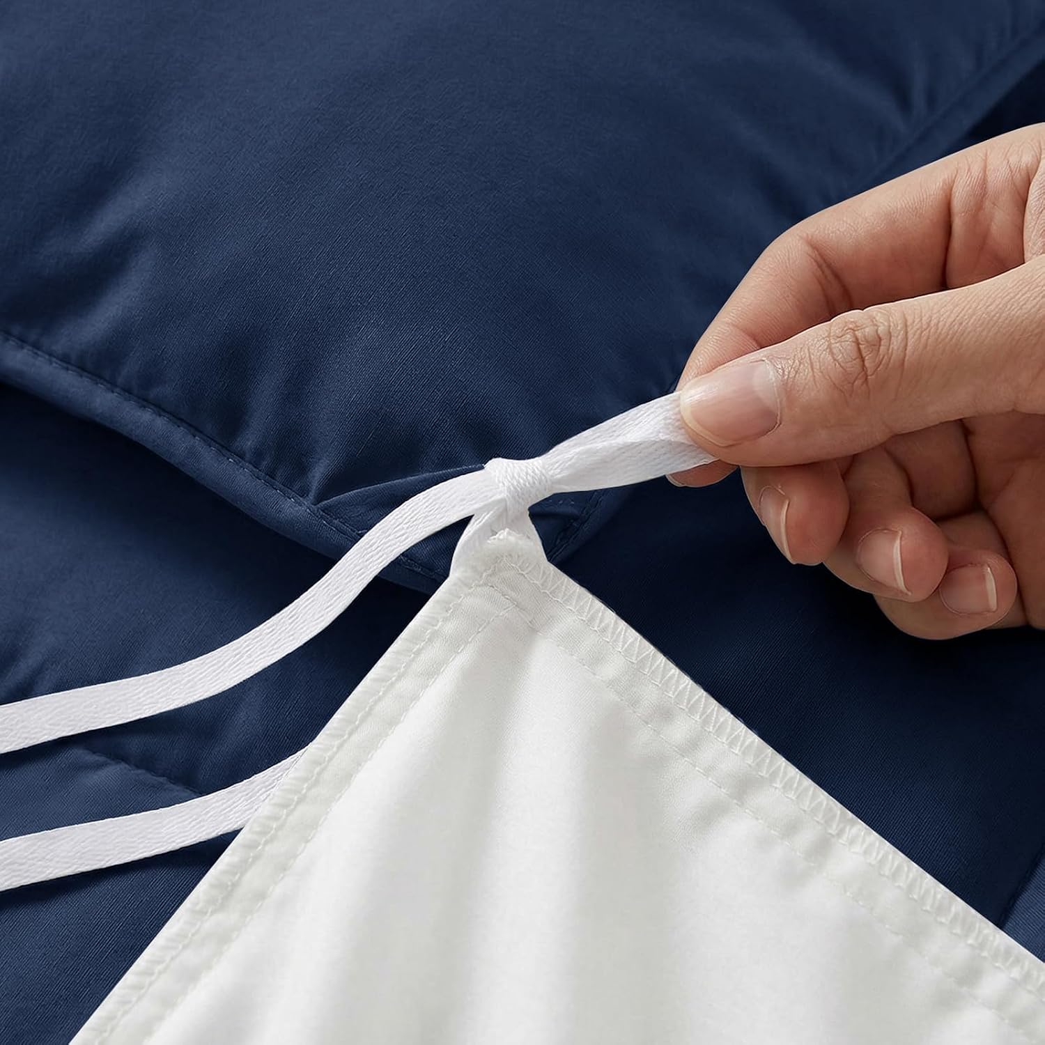 Detalle de CozyLux Couette 220x240 tempérée pour lit 2 personnes – 300 g/m², microfibre, 4 boucles d’angle, bleu marine