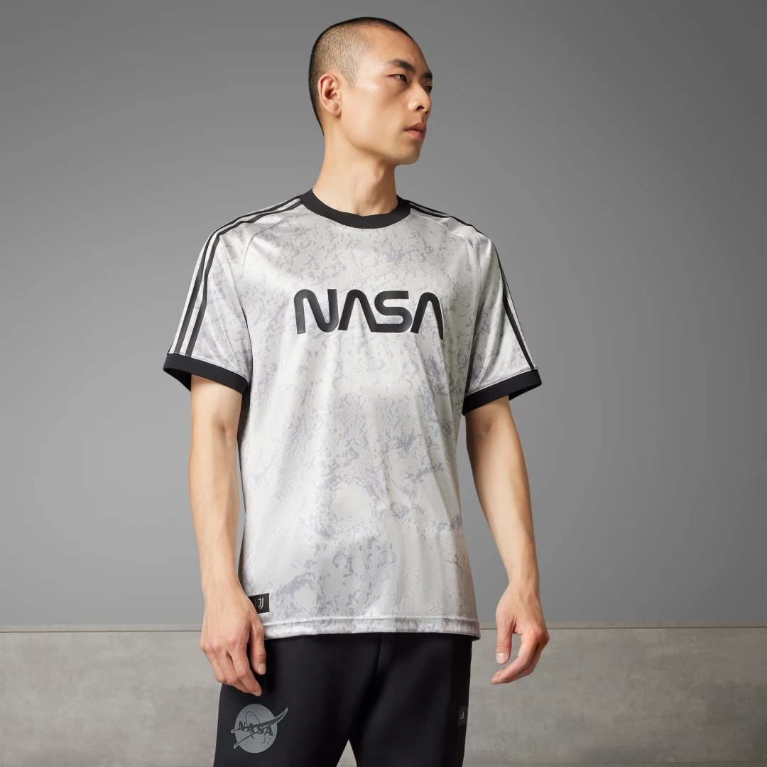Detalle de Camiseta Juventus x NASA-inspired LFSTLR de Adidas: estilo deportivo con guiño cósmico