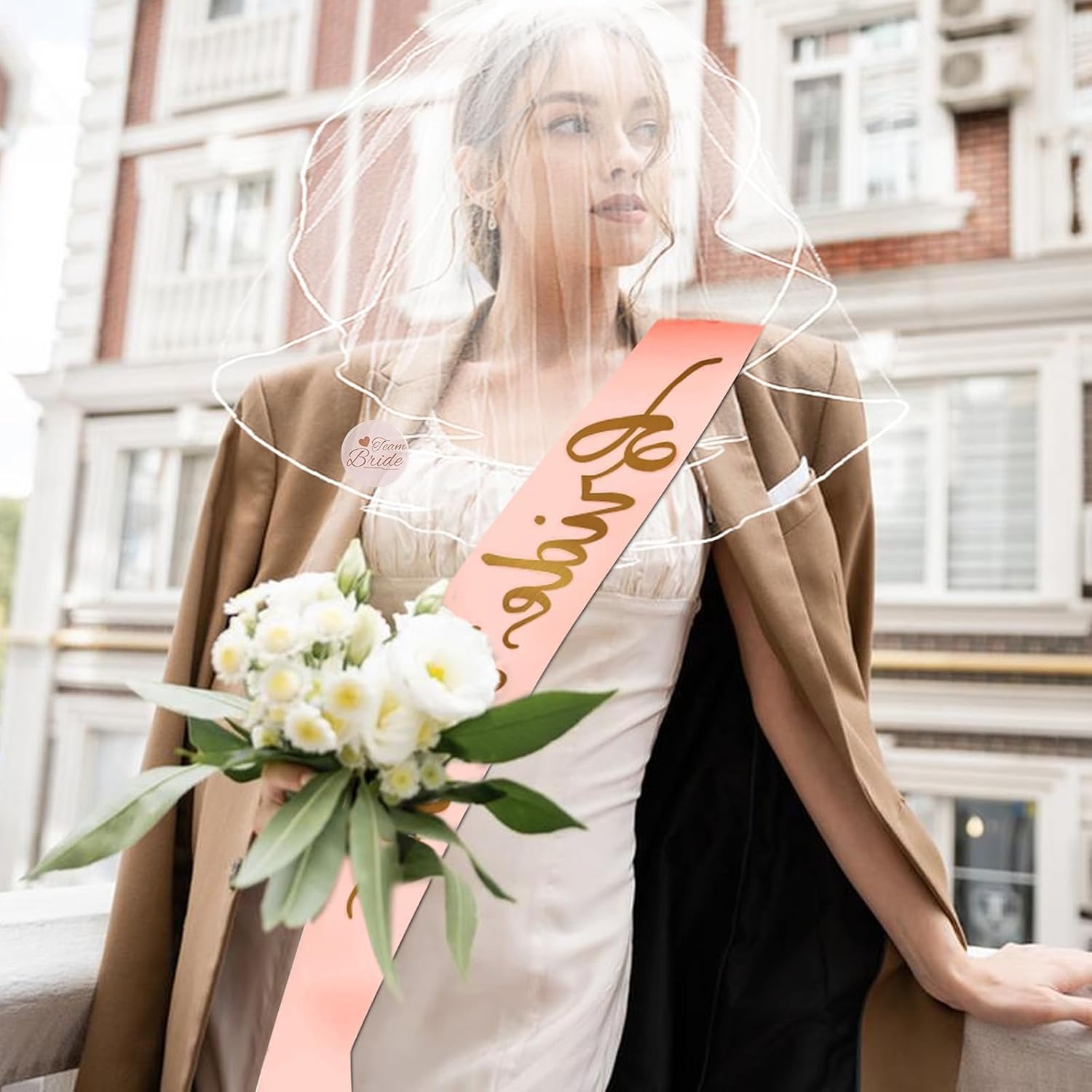 Detalle de HOSPAOP Bride to Be-sjerp- en sluierset met diadeem, bril en teamaccessoires