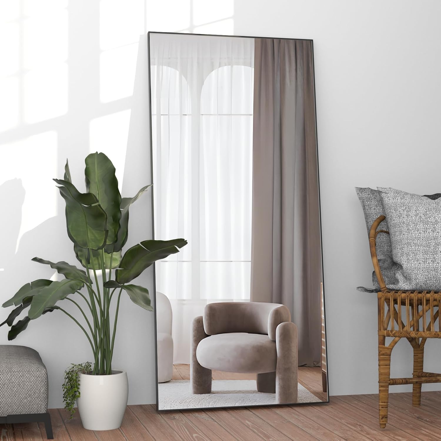 Detalle de NEUWEABY passpiegel 165 × 60 cm, zwart aluminium frame en U-vormige standaard