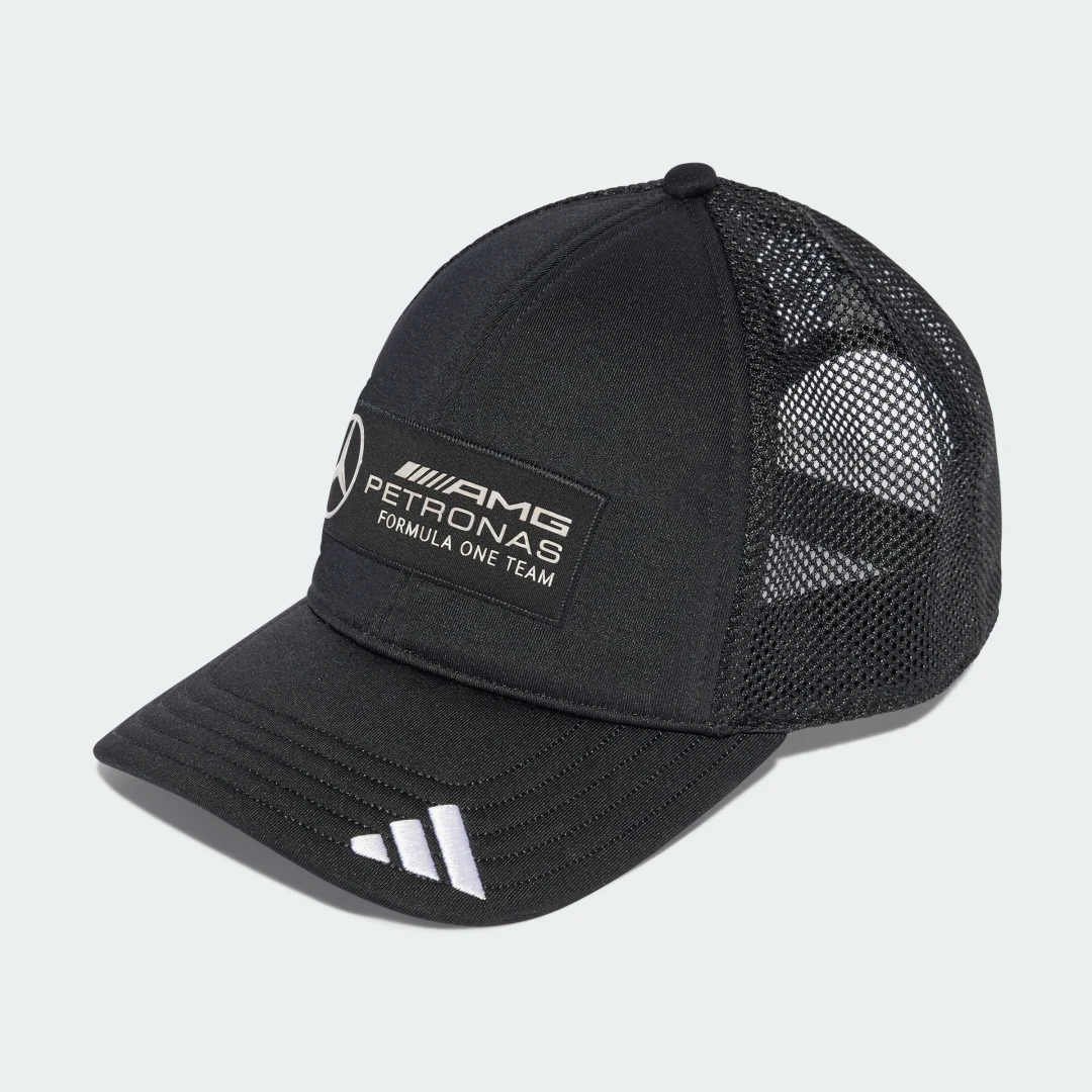 Detalle de Mercedes AMG Petronas Snapback Trucker con logo