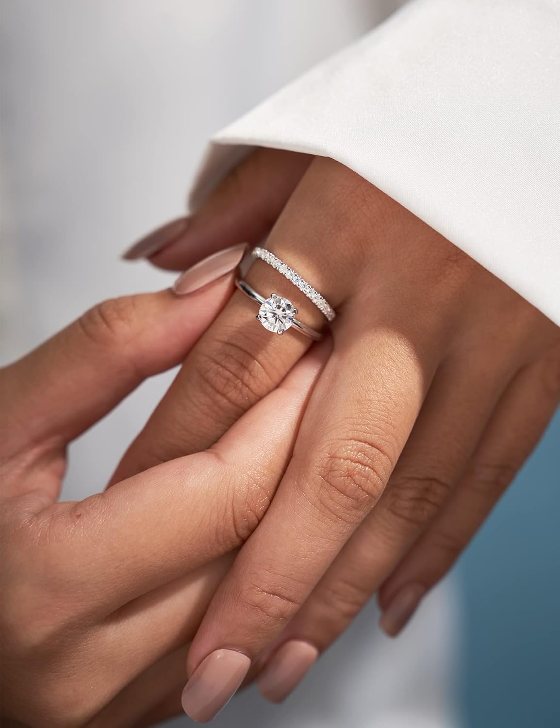 Detalle de IMOLOVE Solitaire Moissanite Engagement Ring: 1CT D Color VVS1, Sterling Silver with 18K White Gold Plating