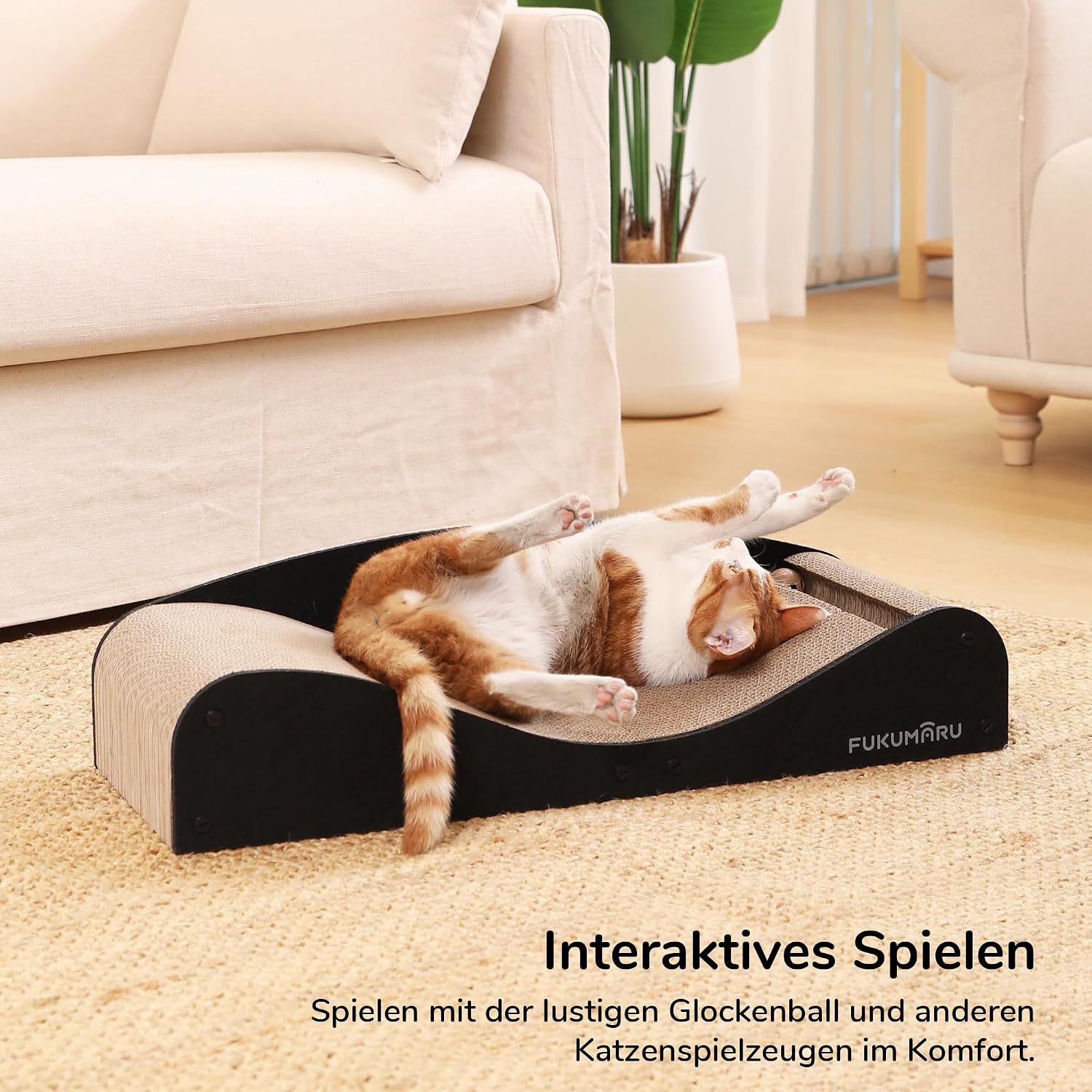 Detalle 2 de FUKUMARU Kratzbrett für Katzen (74 cm) mit Filz und Ball – Kratzpappe aus Wellpappe, schwarz