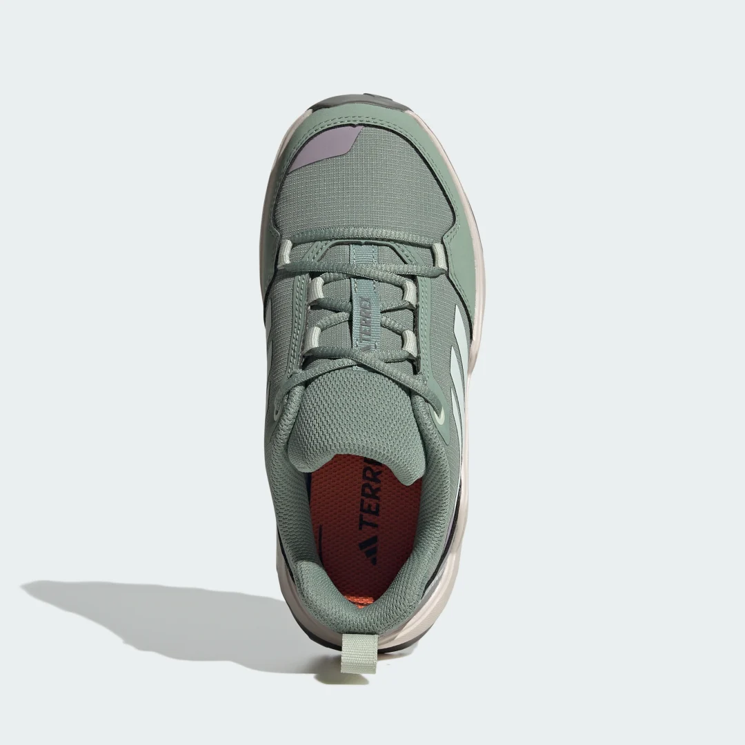 Detalle de Adidas Terrex Ax4r Hiking: Zapatilla de senderismo en verde para rutas moderadas