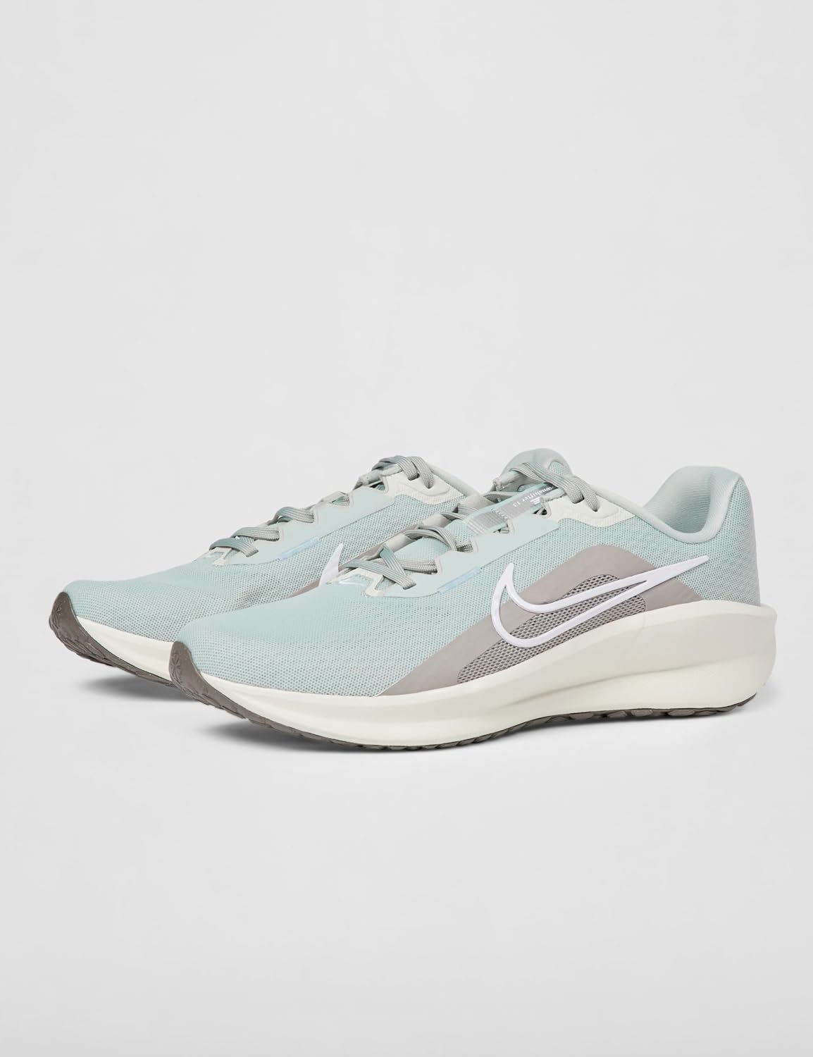 Detalle de Nike Men's Downshifter 13 Sneaker: comfort, leggerezza e stile per ogni giornata