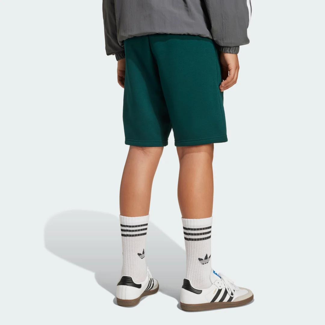 Detalle 2 de Pantalón corto Adidas verde: comodidad práctica para entrenos y ocio