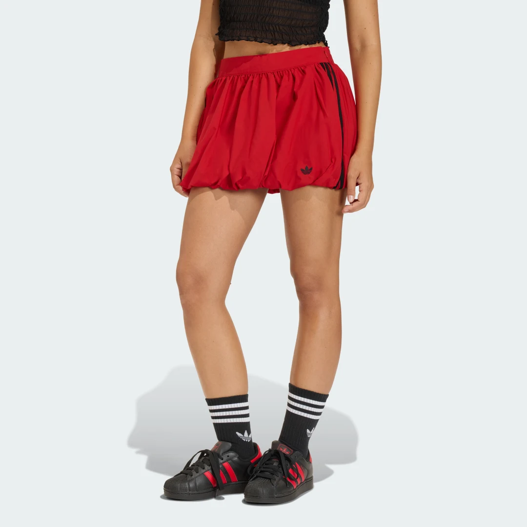 Detalle de Falda Balloon de Adidas: color rojo para un estilo cómodo y versátil