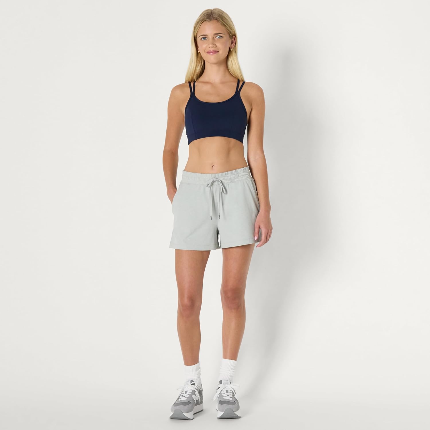 Detalle de Amazon Essentials Women's Athletic Soft Performance Lightweight Stretch Workout Shorts