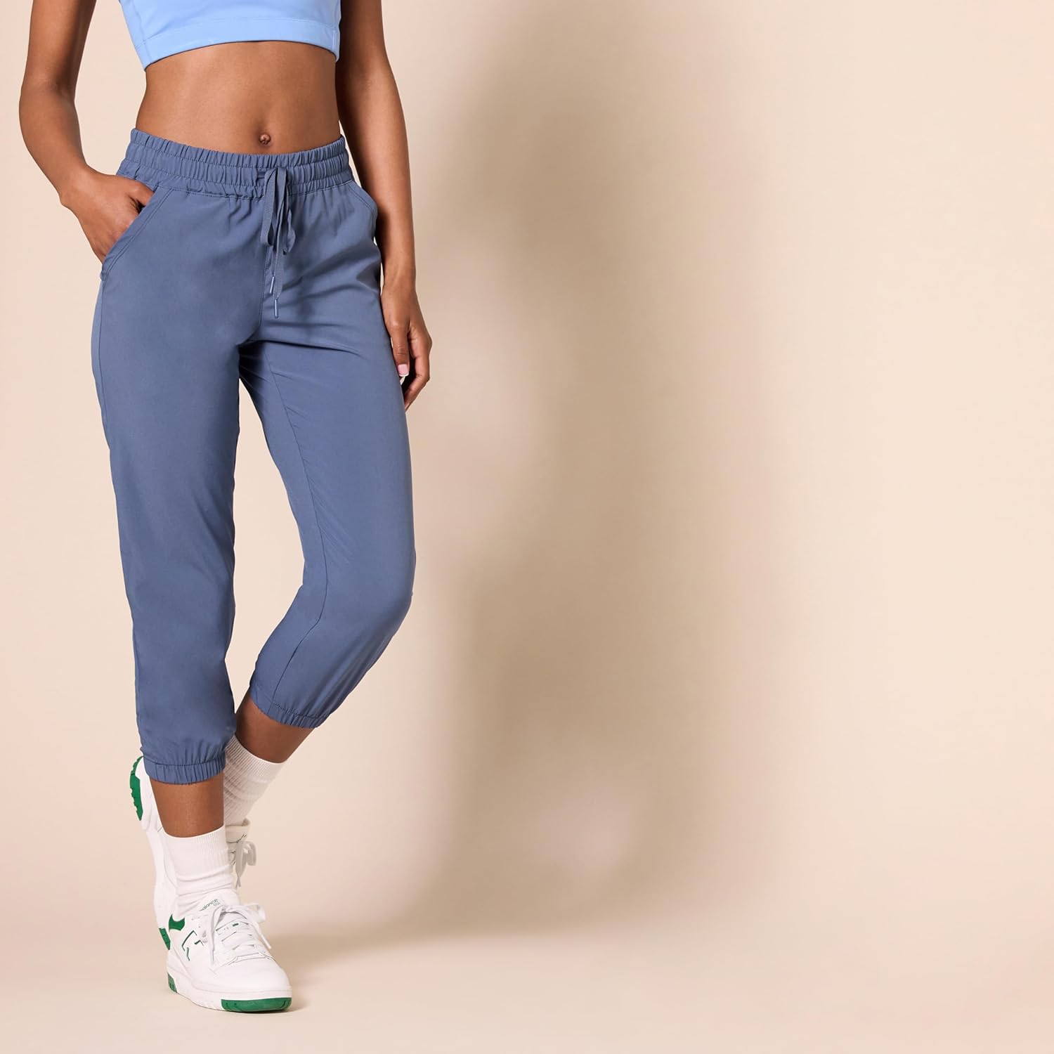 Detalle de Amazon Essentials Damen Funktions-Stretch-Crop-Jogginghose – Gewebt, 60 cm Beininnenlänge, Für Sport und Freizeit
