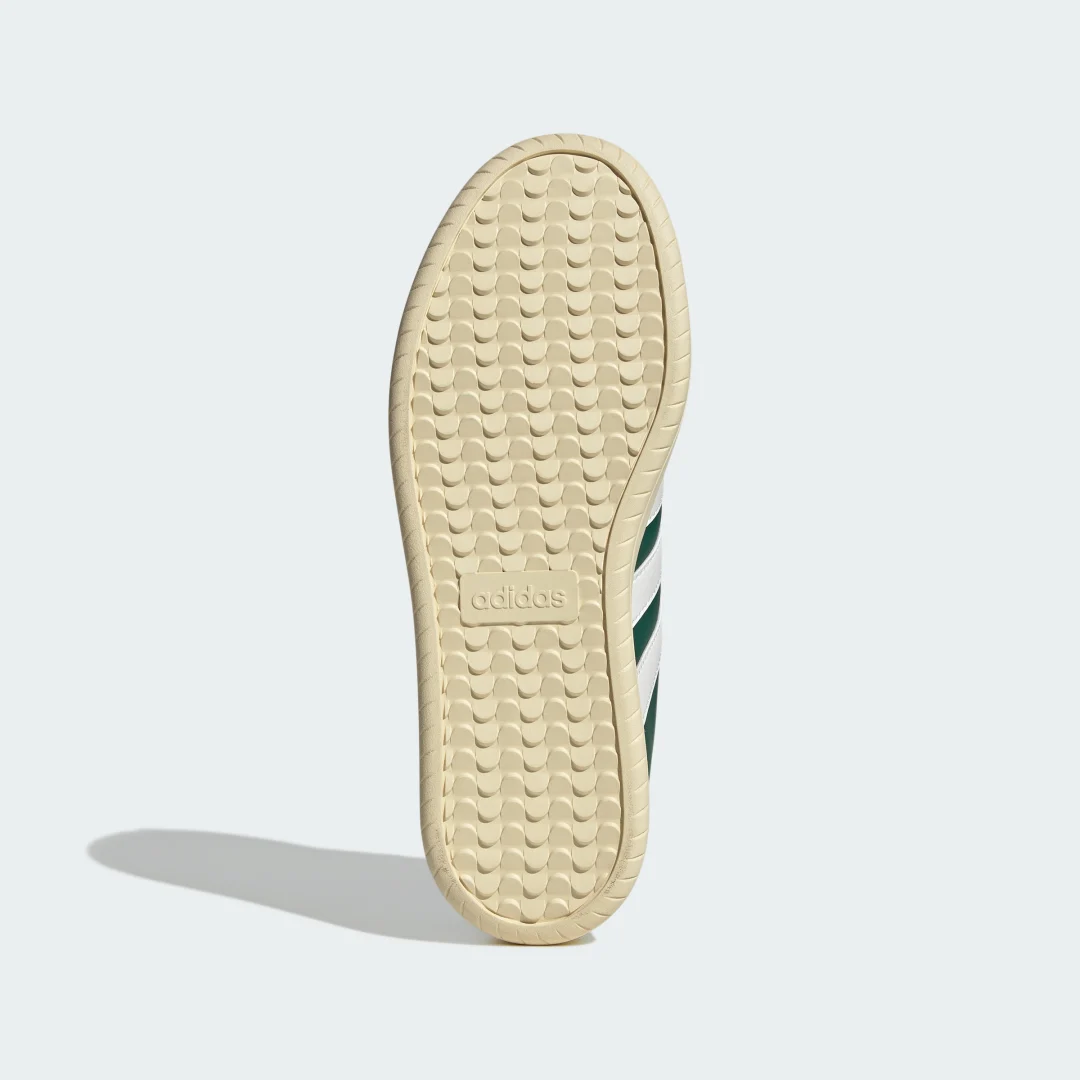 Detalle de Zapatilla Barreda de Adidas: verde, cómoda y lista para caminar tu día