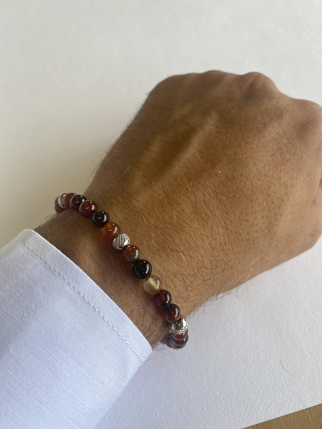 Detalle 2 de Bracciale 10:10 con pietre naturali agata blood da 6 mm, beads in acciaio inox – 21 cm, prodotto in Italia