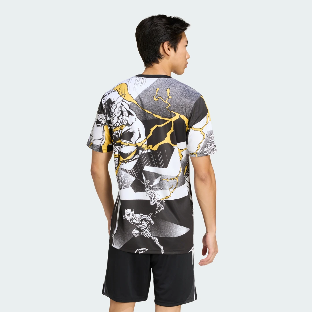 Detalle de Camiseta de calentamiento Adidas Real Madrid Avengers 25/26 – color Blanco