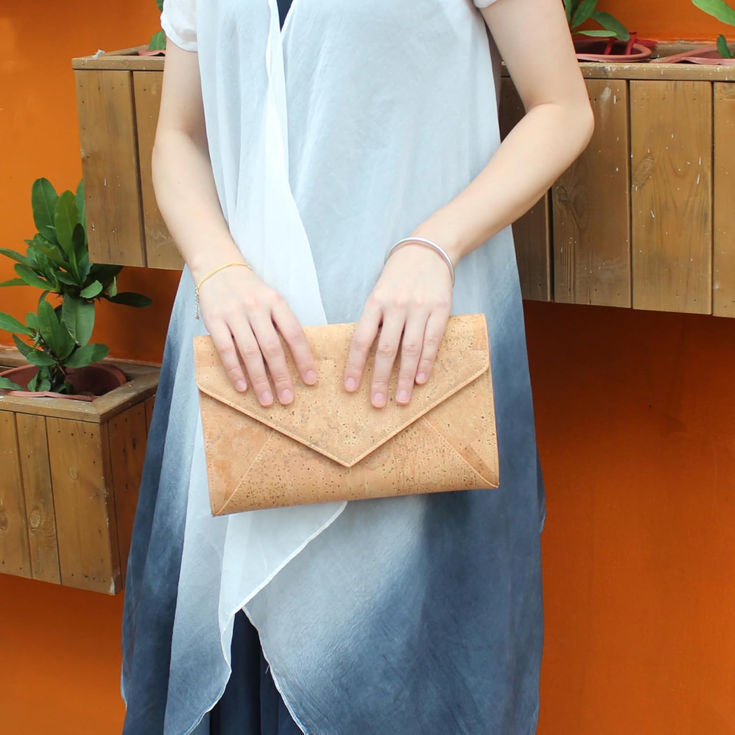 Detalle 2 de bos hiho Umhängetasche aus Kork Crossbody Veganleder – nachhaltige Damenhandtasche