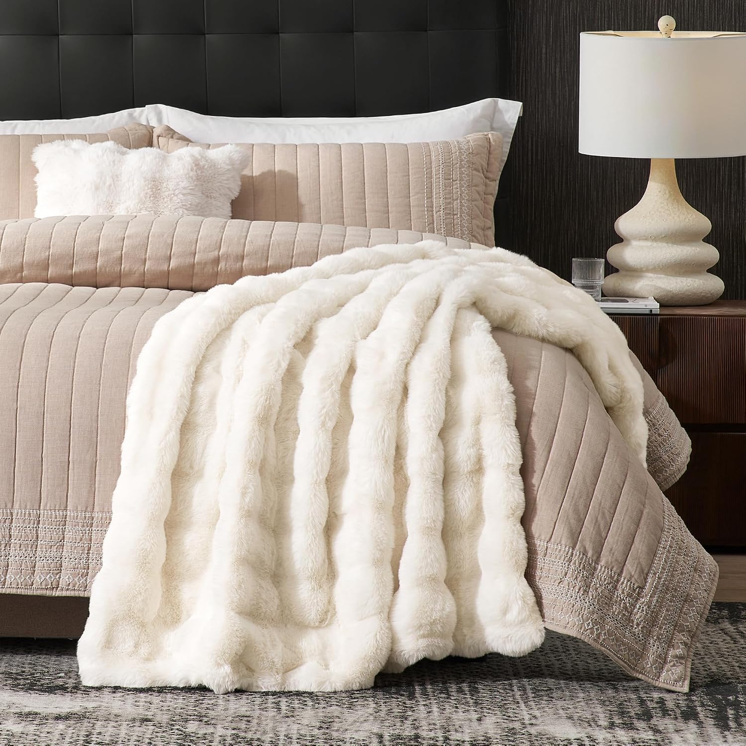 Detalle 1 de Amélie Home Faux Fur Throw Blanket 90" x 90" 🛋