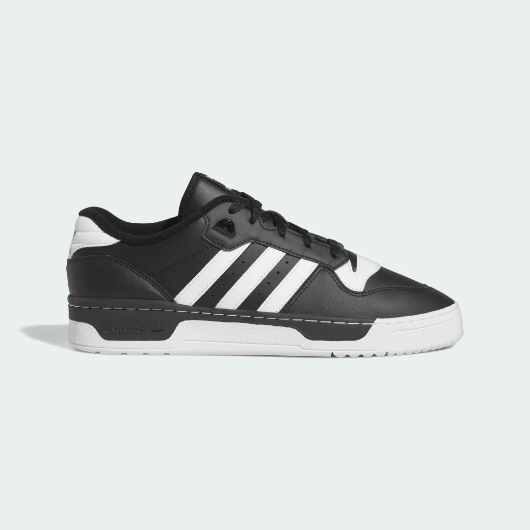Detalle de Adidas Rivalry Low Negro: versátil y con historia para el día a día