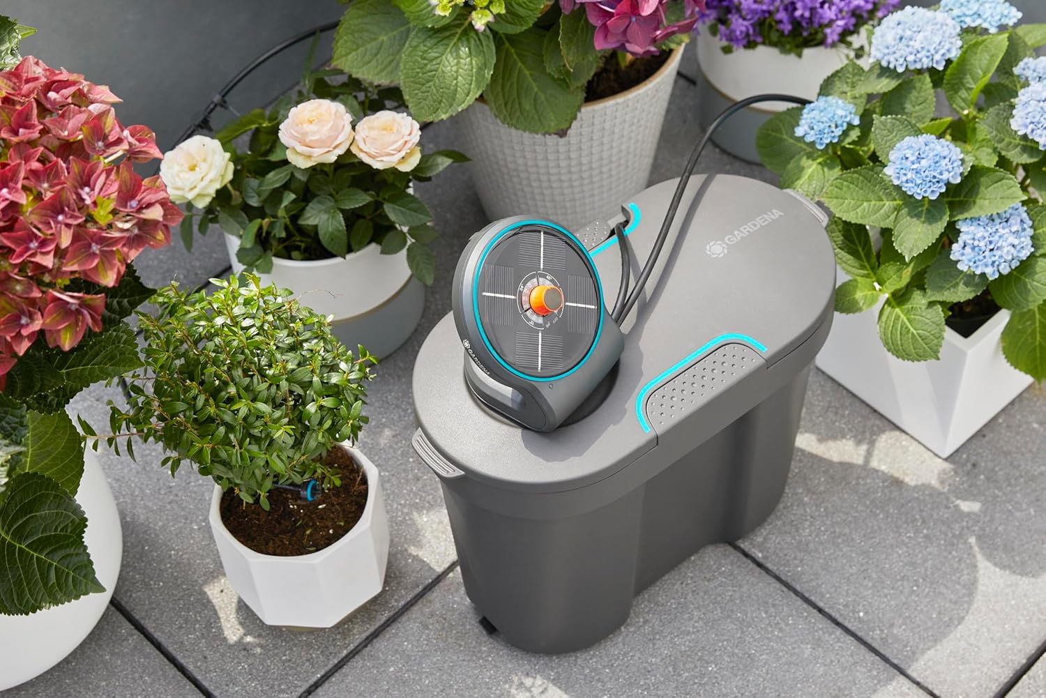 Detalle 2 de Gardena Solar-Bewässerung AquaBloom Set inkl. Wasserreservoir – Bewässerung für bis zu 20 Balkonpflanzen