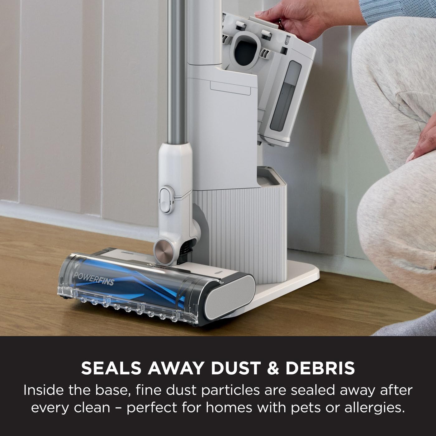 Detalle 2 de Shark Clean & Empty Cordless Vacuum Cleaner with Auto-Empty System (BU3521UK) – lightweight anti hair wrap with dock