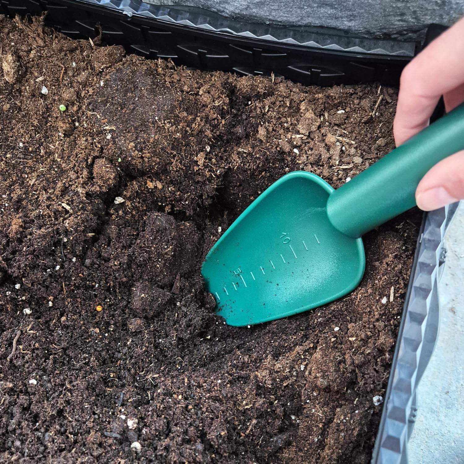 Detalle de COM-FOUR set di attrezzi da giardino in plastica da 4 pezzi: cazzuola lunga e stretta, rastrello e coltivatore