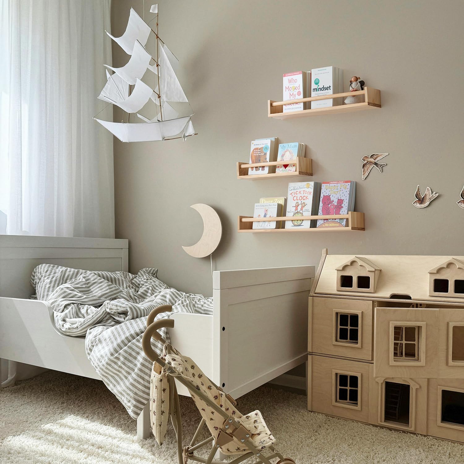 Detalle de OAKERLAND 2PC Wooden Floating Nursery Bookshelf – 80cm Solid Pine Wall Shelves for Storybooks