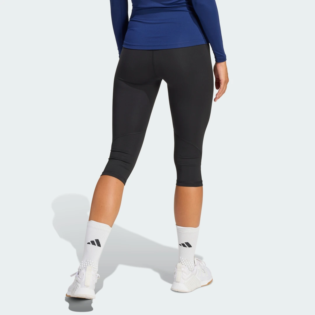 Detalle 2 de Mallas Capri Techfit de Adidas en azul: comodidad para entrenar
