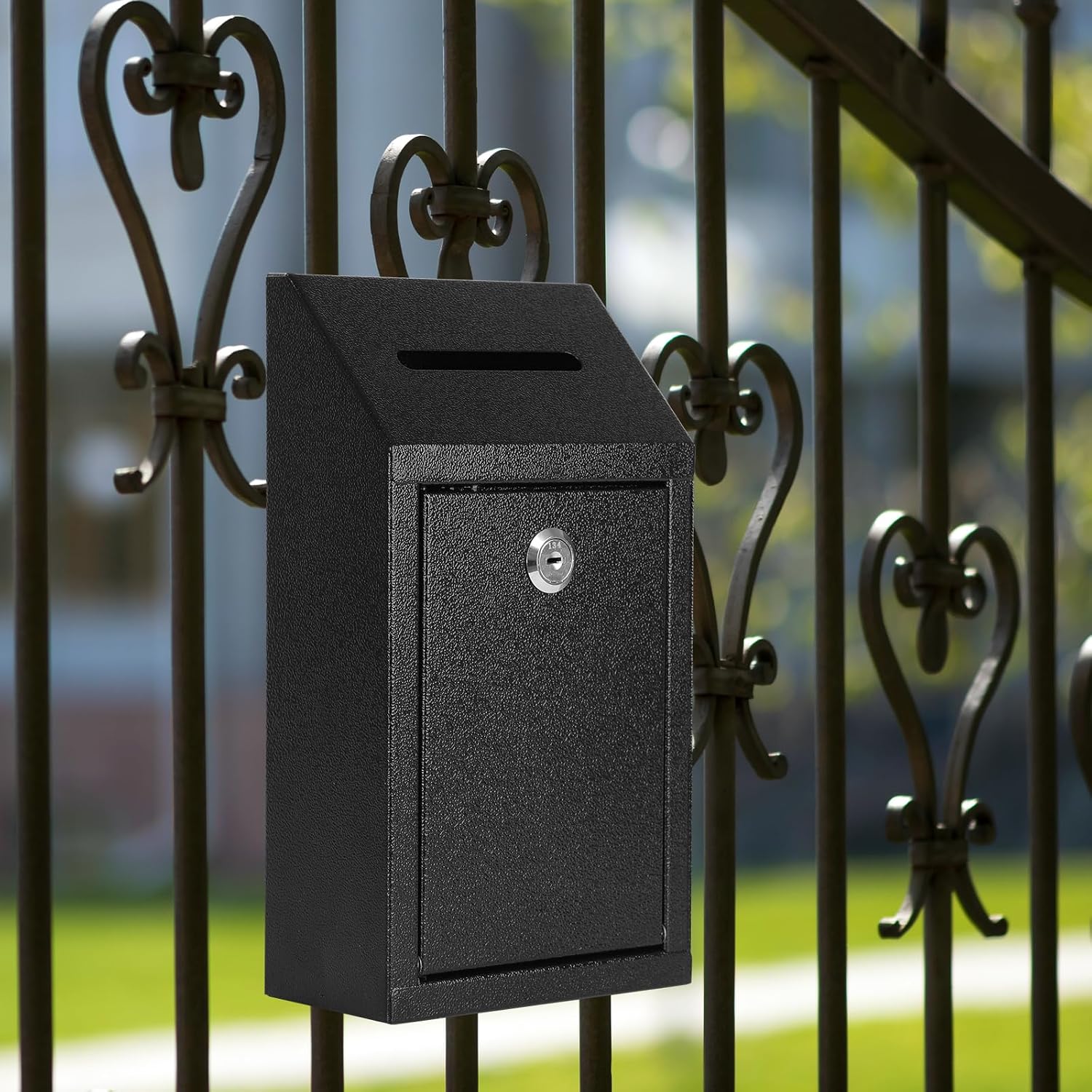 Detalle 2 de KYODOLED P0298 Metal Cash Drop Box with Lock, Slot, Wall Mount, Black