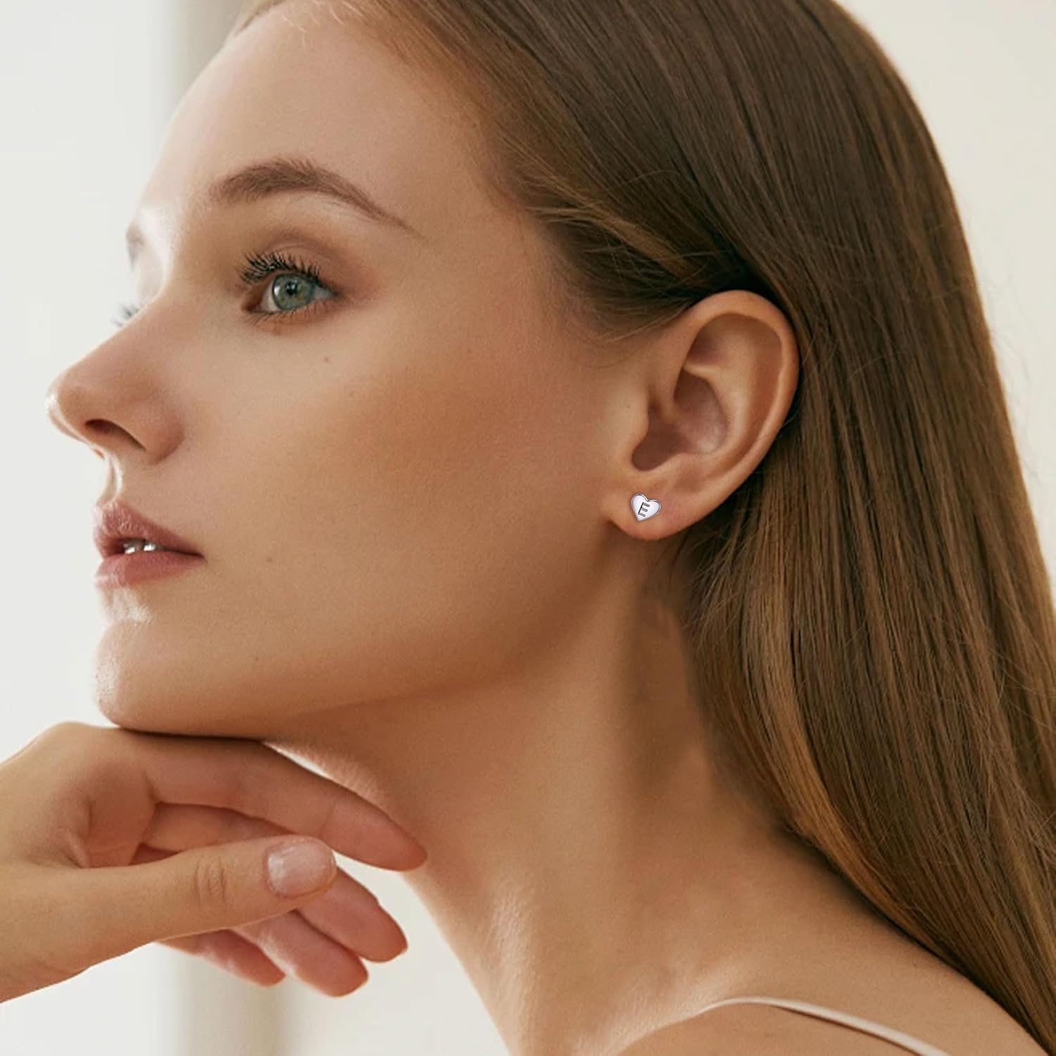 Detalle de Delicate S925 Silver Heart Pendant Earrings with 26 Initials (A–Z) – Gift for Women and Girls