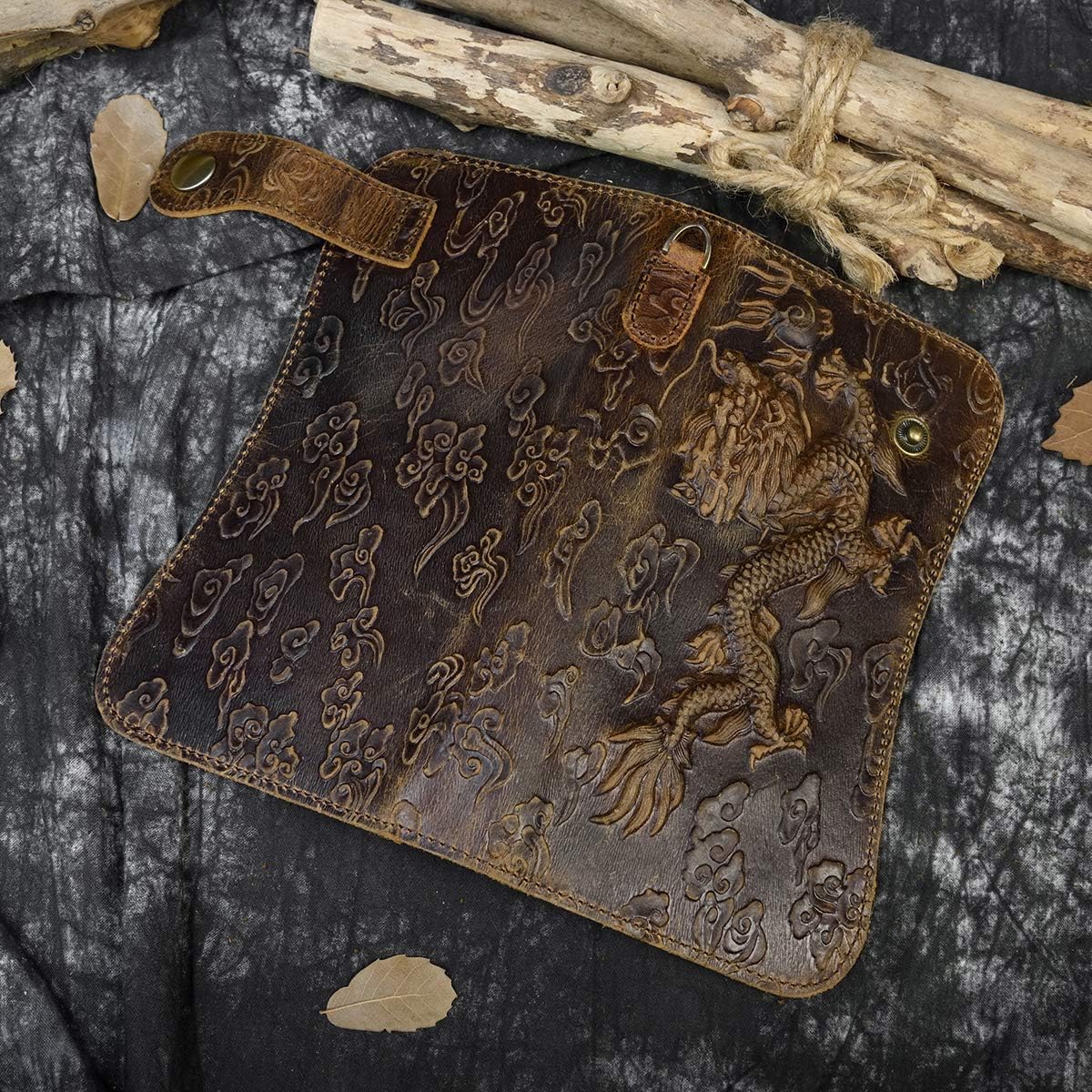Detalle de LUUFAN Men's Leather Long Wallet with Zipper Pocket and Dragon Detailing