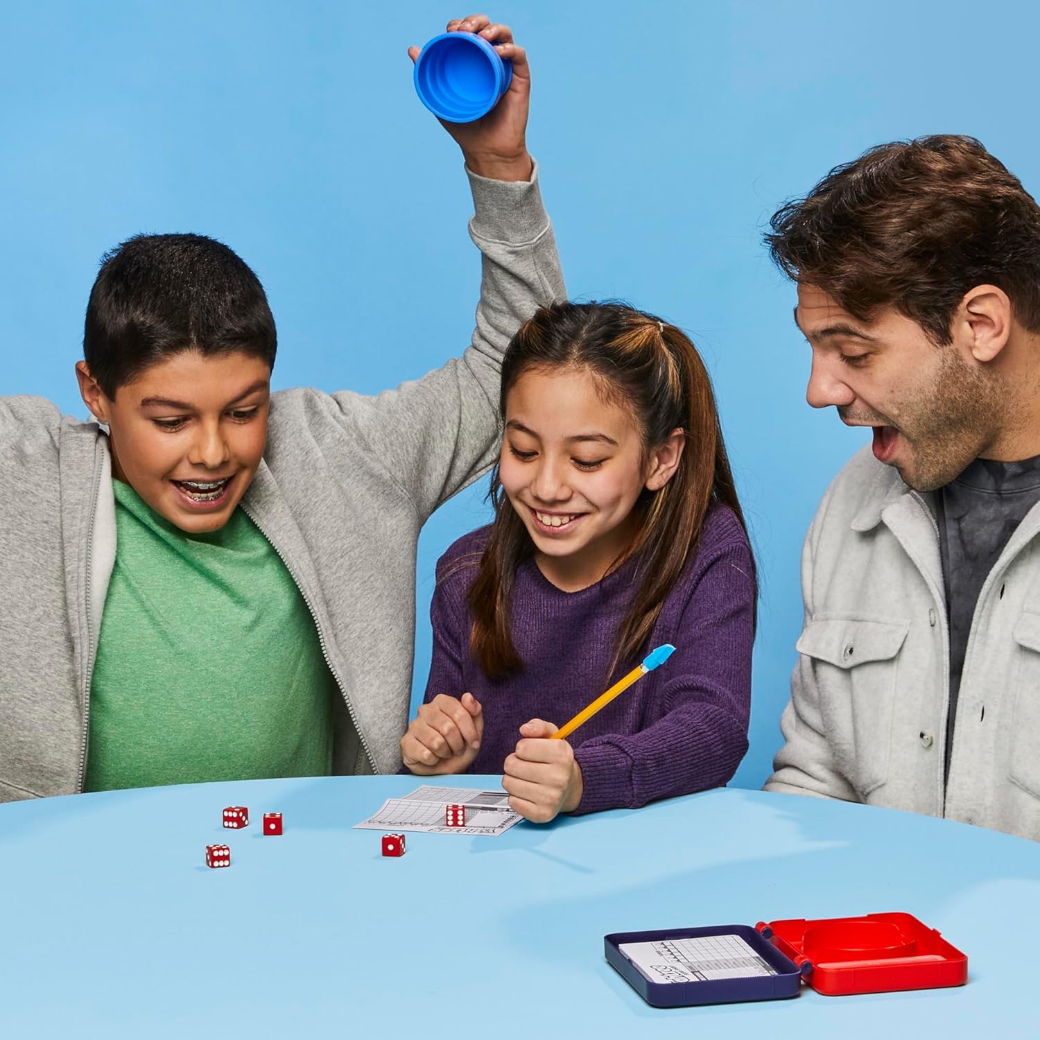 Detalle de Yahtzee dice game with silicone cup