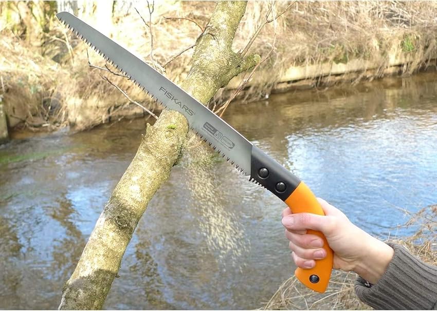 Detalle de Fiskars SW84 Sierra para madera 33 cm 🪚