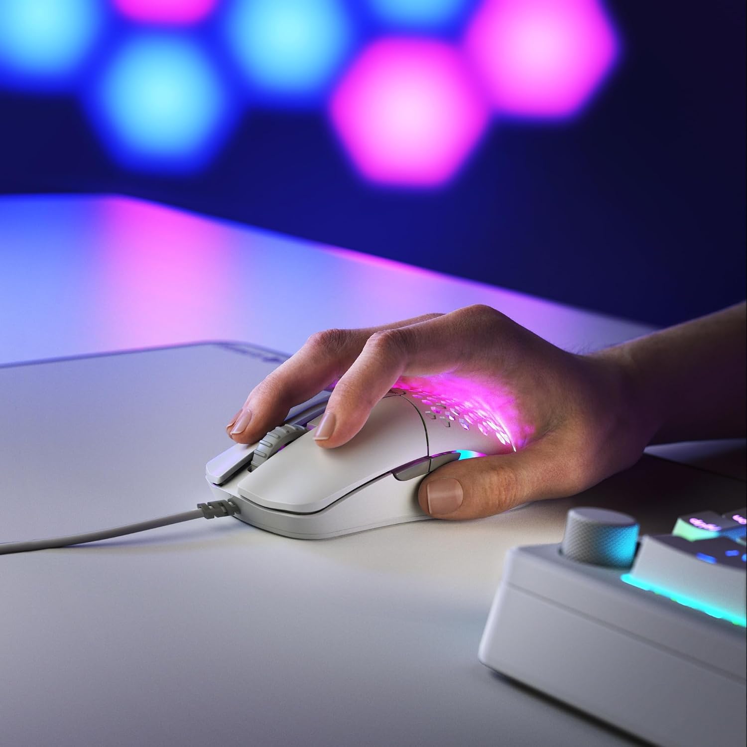 Detalle 2 de GLORIOUS Model O Eternal GLO-OE-W-WHT Wired Gaming Mouse, 55g, 12K DPI