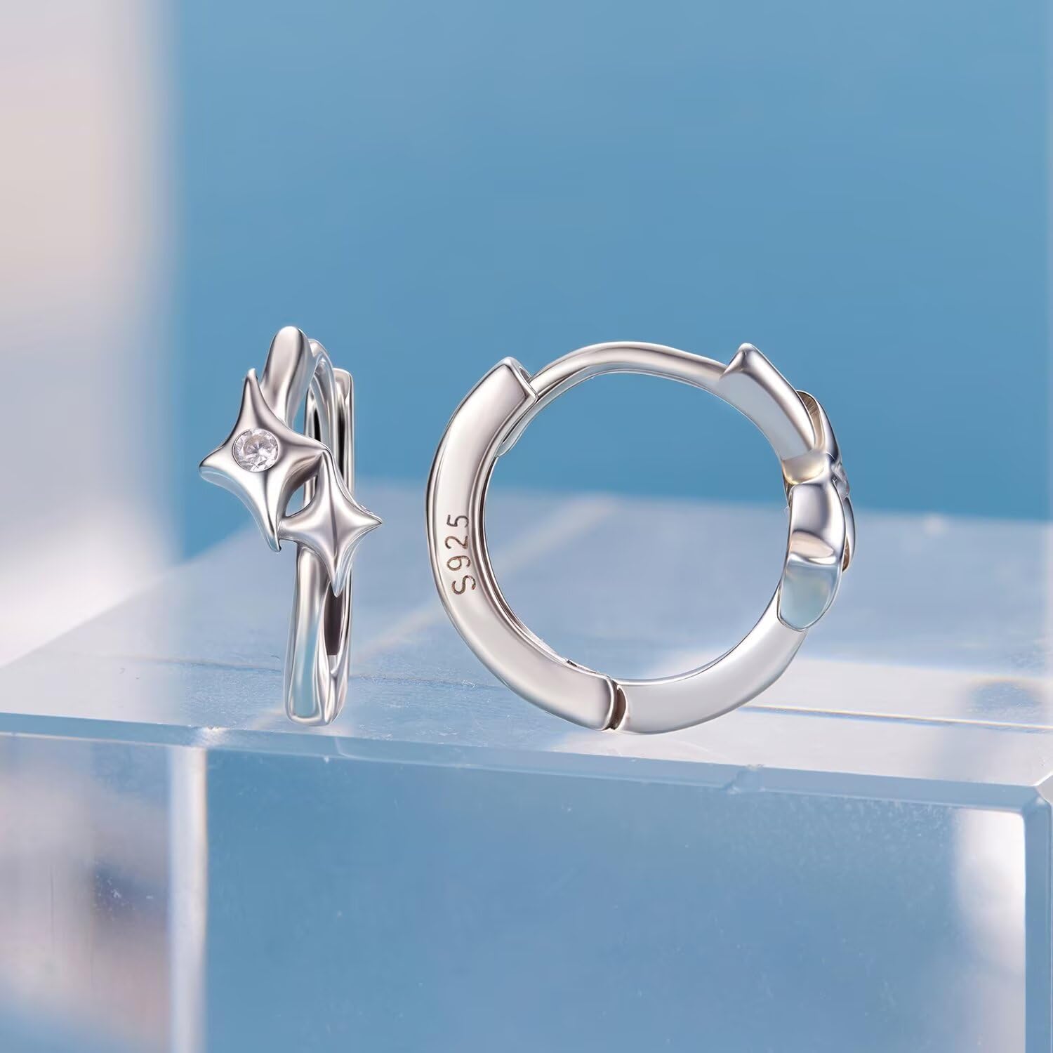 Detalle de Kerraom Silber Creolen Stern – hypoallergen, 925er Silber, leichter Huggie mit Zirkonen