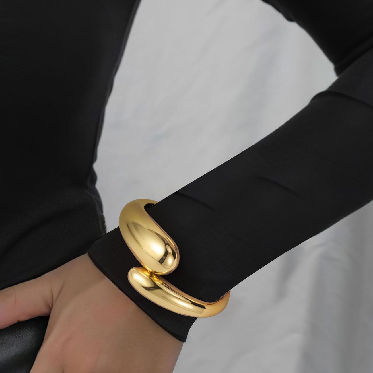 Thumbnail 2 de Emibele Gold Breit Manschette Armband Stack (2er-Set) – 18K vergoldet, offener Armreif mit Teardrop-Scharnier