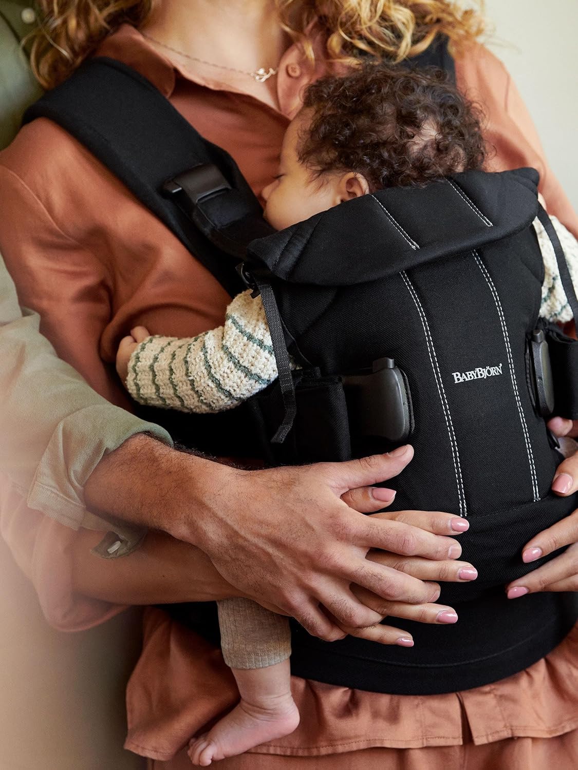 Detalle 2 de BabyBjörn Baby Carrier One, Woven (Black) — versatile comfort from newborn to toddler