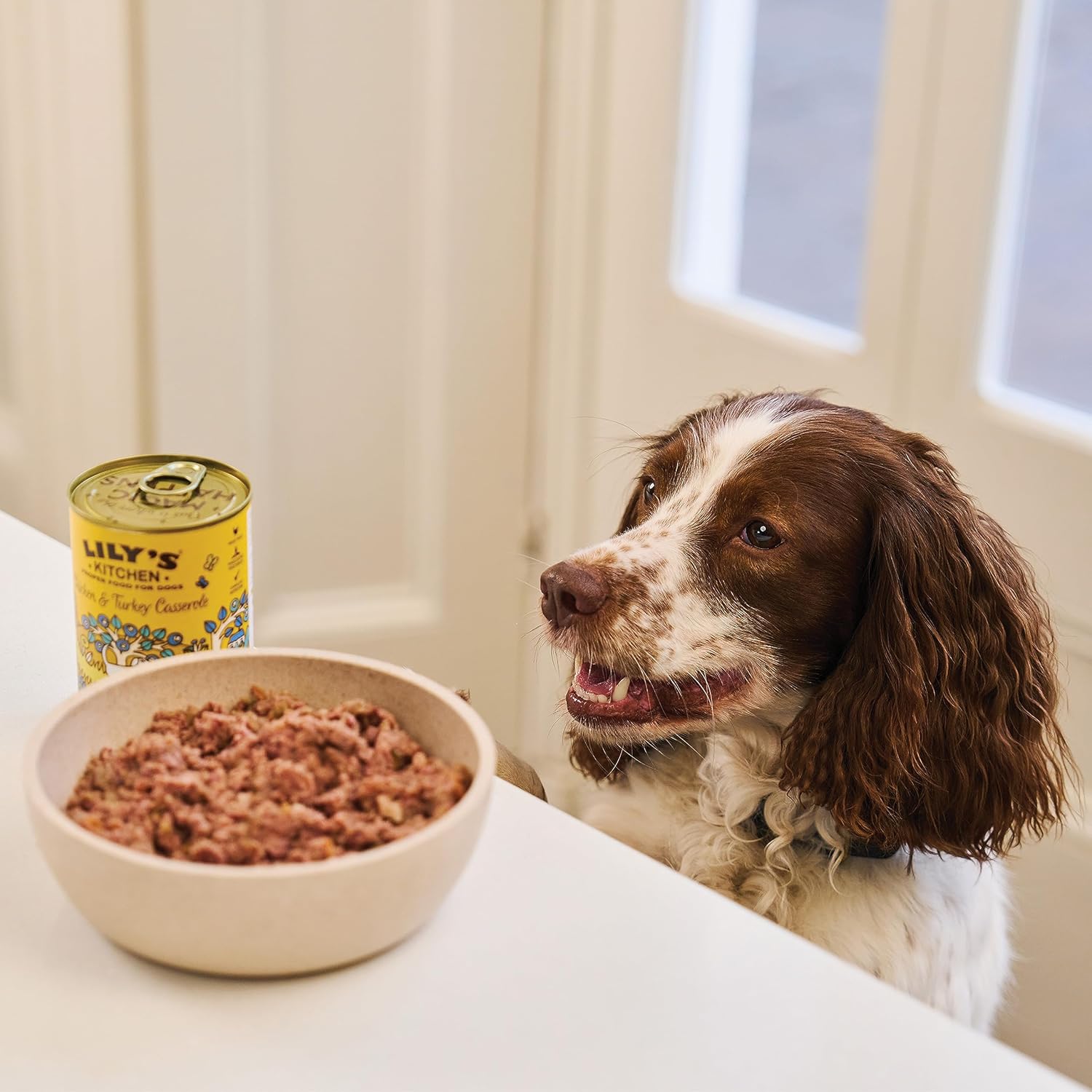 Detalle de Lily's Kitchen Scatolette umido naturali per cani adulti – confezione assortita 12 x 400 g
