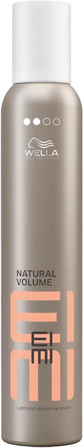 Detalle de Wella EIMI Natural Volume volymmousse med flexibel stadga och värmeskydd vid föning