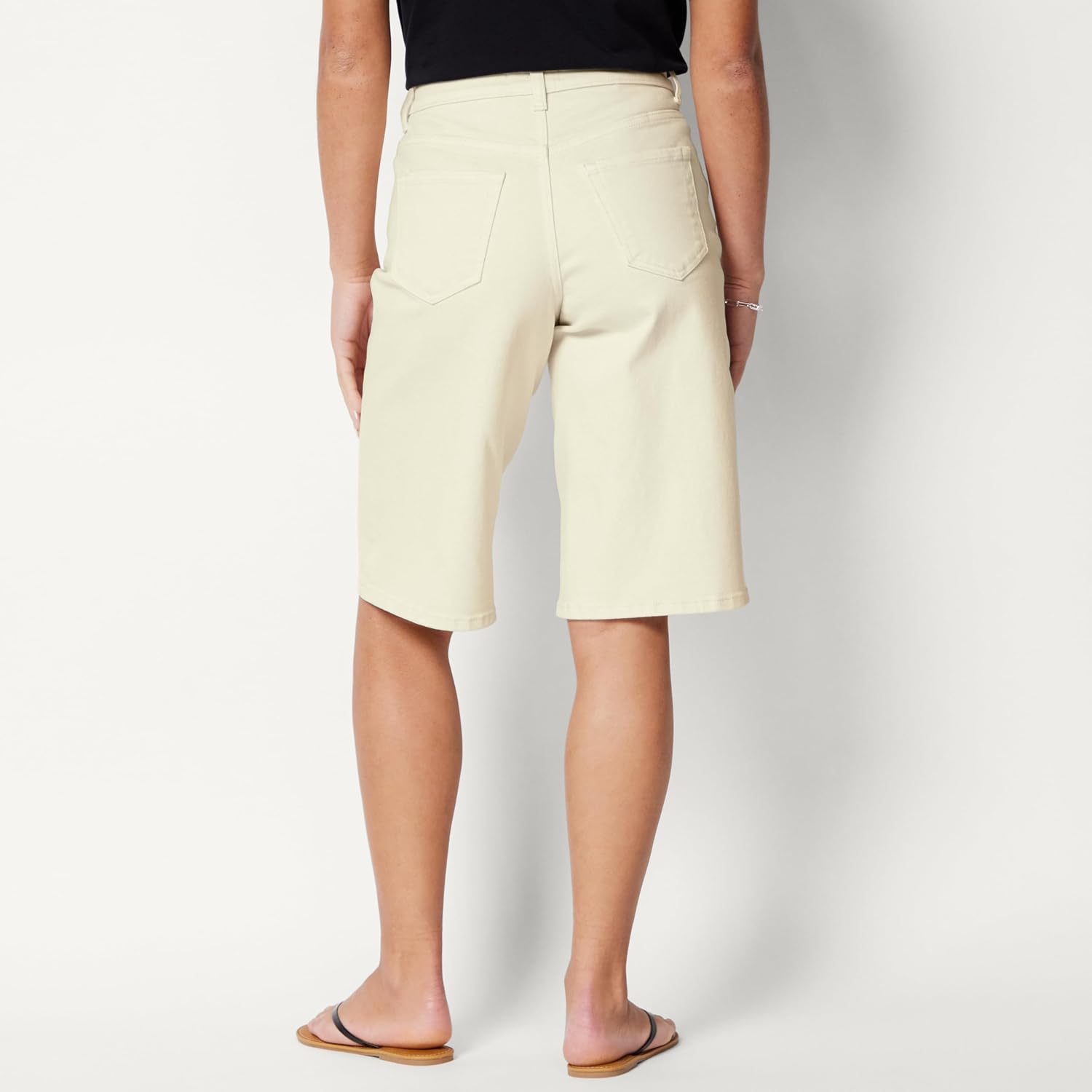 Detalle 2 de Amazon Essentials Women's Relaxed-Fit Mid-Rise Denim Bermuda Shorts