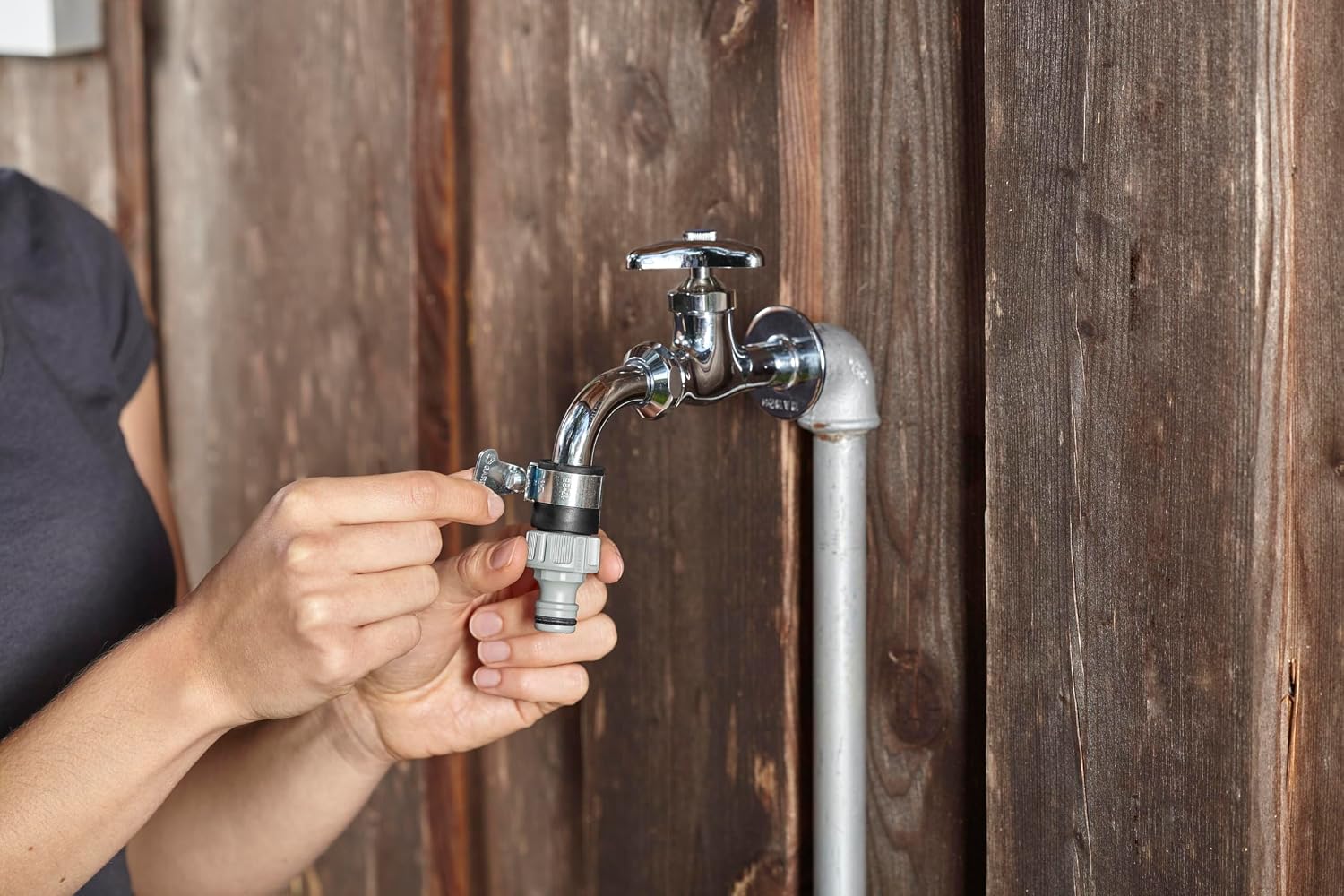 Detalle 2 de Gardena Wasserdieb Universal-Wasserhahn-Adapter (14–17 mm Ø) – Verbindung zum Gardena System