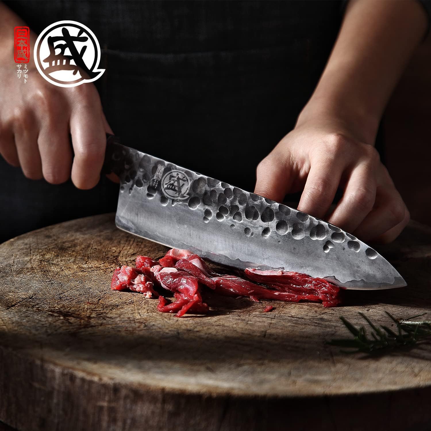 Detalle de MITSUMOTO SAKARI Gyuto-koksmes 22 cm, met de hand gesmeed staal en rozenhouten handvat