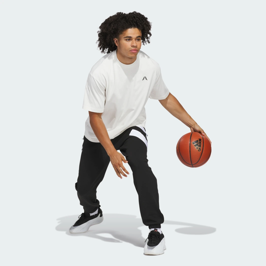 Detalle de Anthony Edwards Tee de Adidas: camiseta blanca para fans y uso diario