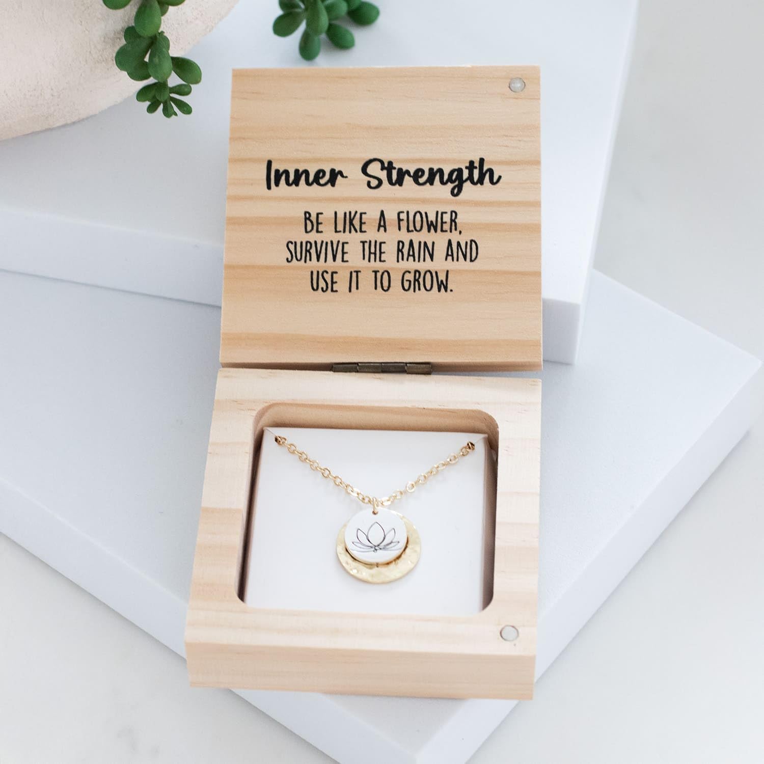 Thumbnail 5 de Splosh Heart & Soul Necklace: gold-plated pendant with a resilience message