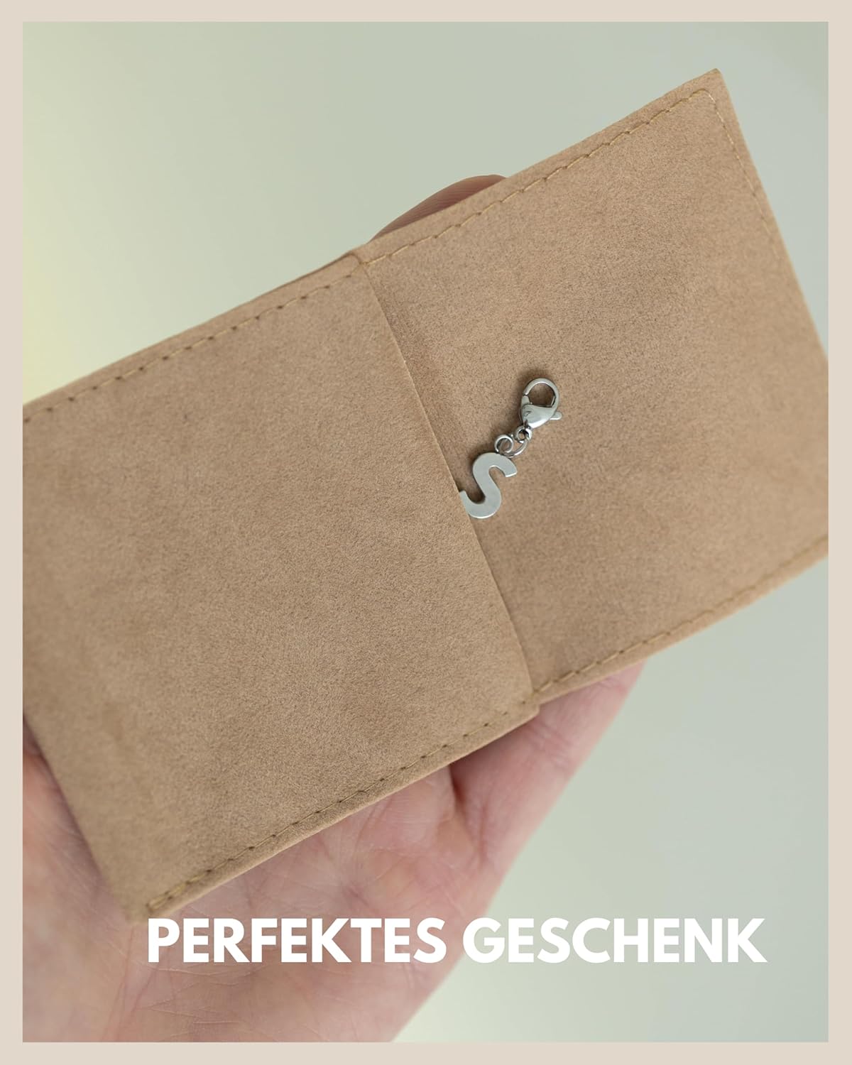 Detalle de GD GOOD.designs Buchstaben Anhänger mit Karabinerverschluss – Initial Charm aus Edelstahl