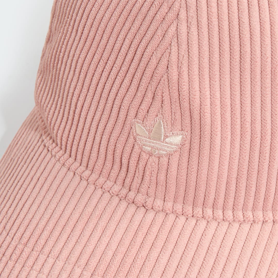 Detalle de Gorra de béisbol de pana de Adidas en color rosa