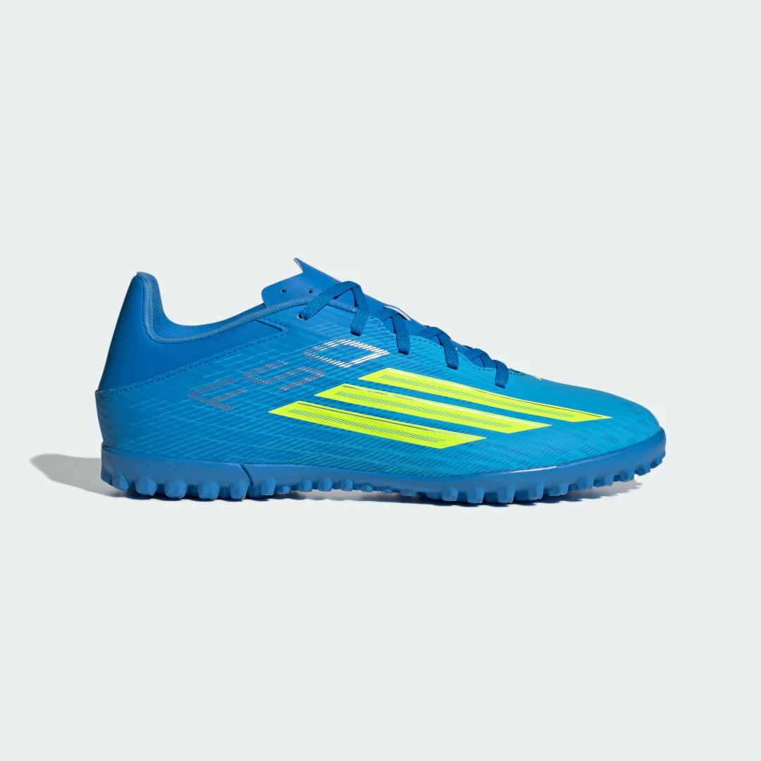 Detalle de Zapatilla de fútbol F50 CLUB moqueta de Adidas — azul, para entrenos y césped artificial