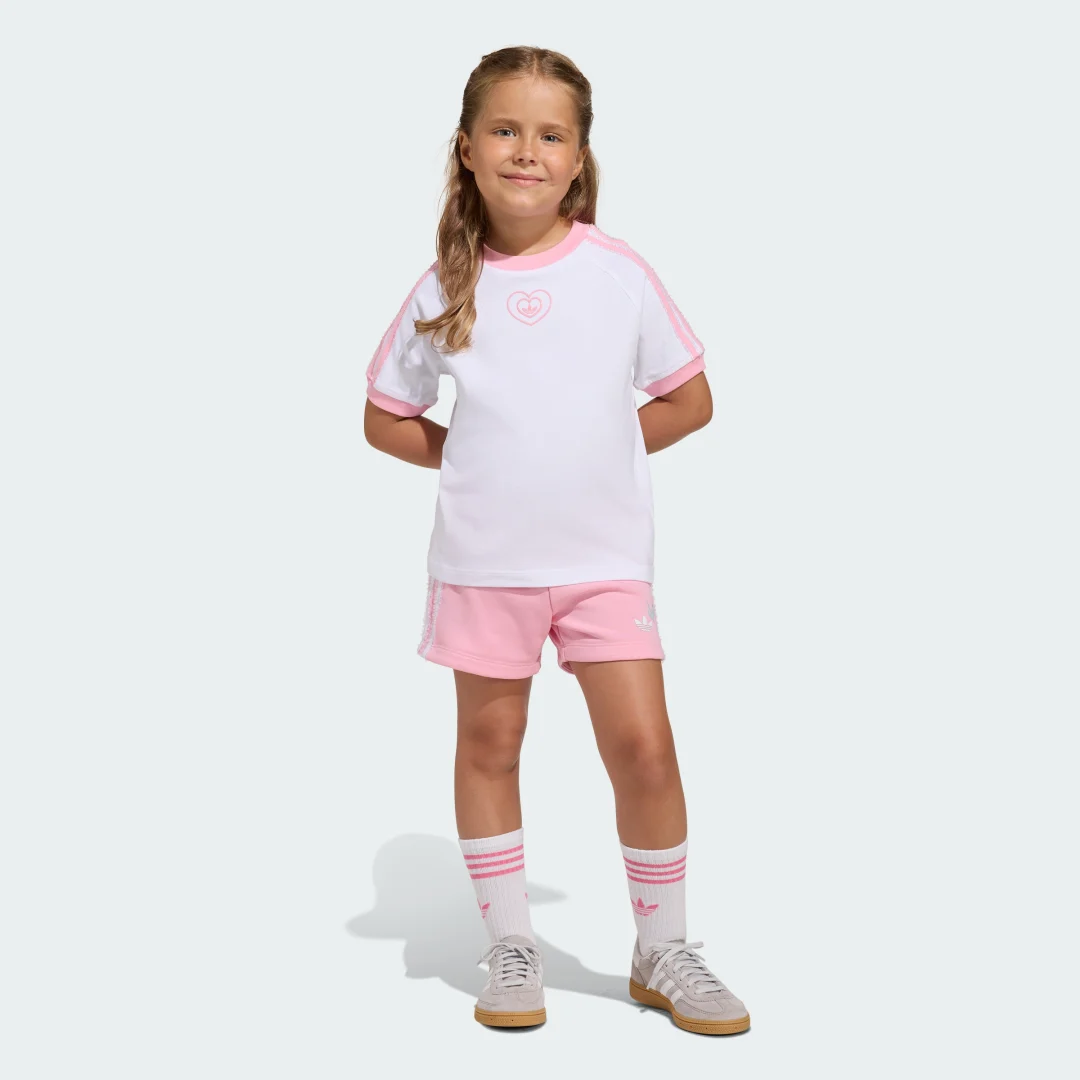 Detalle de Conjunto de camiseta y pantalón corto Adidas Disney — comodidad y estilo para fans en casa y al aire libre