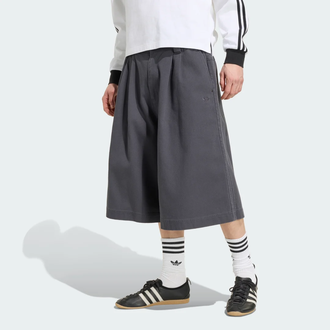 Detalle de Pantalón corto pleated Jorts de Adidas en gris
