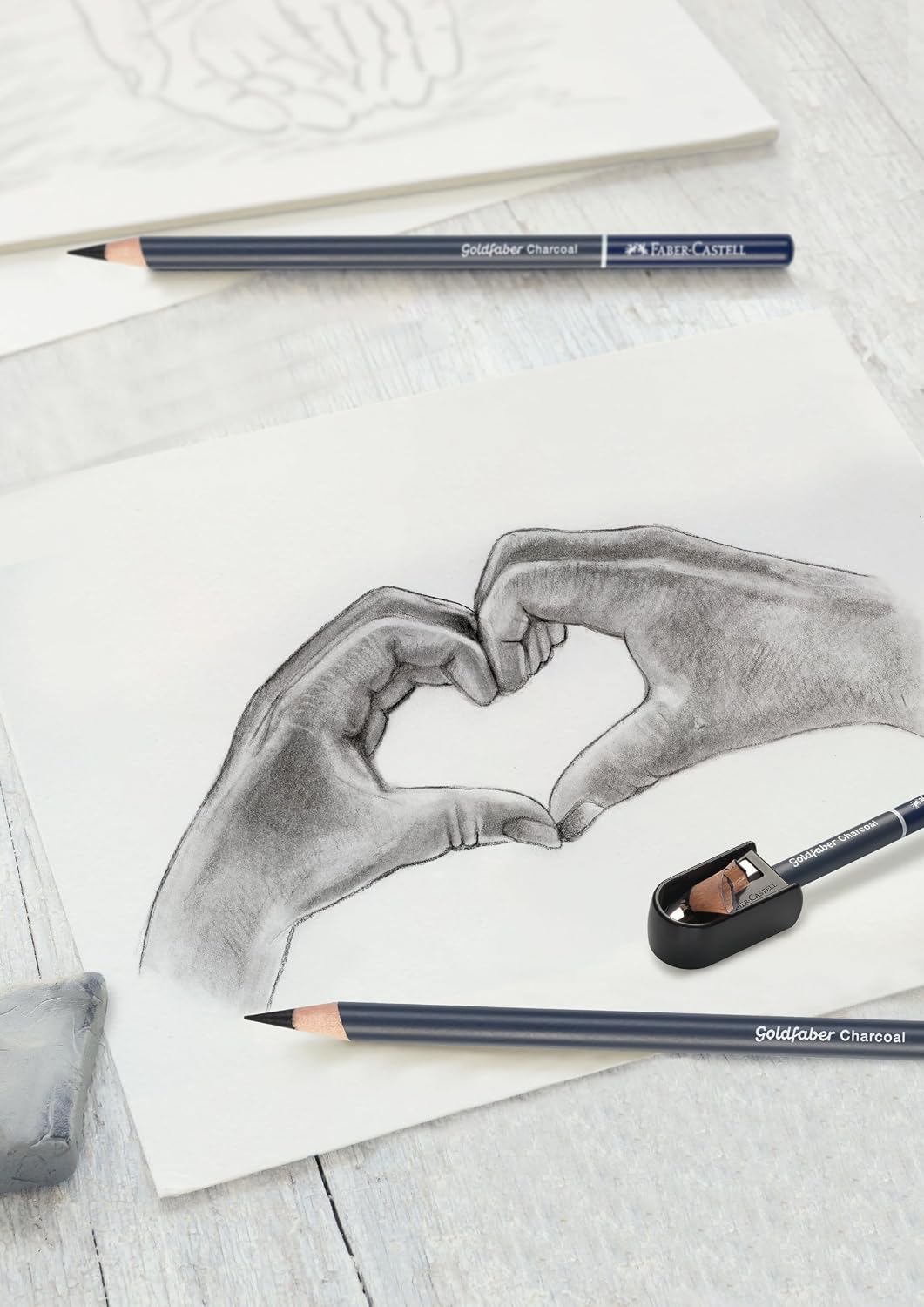 Detalle de Faber-Castell 114006 – Set de dessin Goldfaber Charcoal, 8 pièces (charbon, taille-crayon, essuie-papier et gomme)