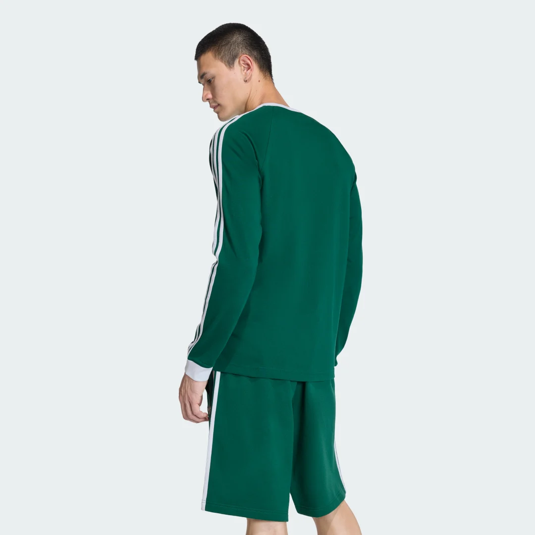 Detalle 2 de Camiseta Manga Larga 3 Stripes de Adidas en verde: estilo cómodo y versátil