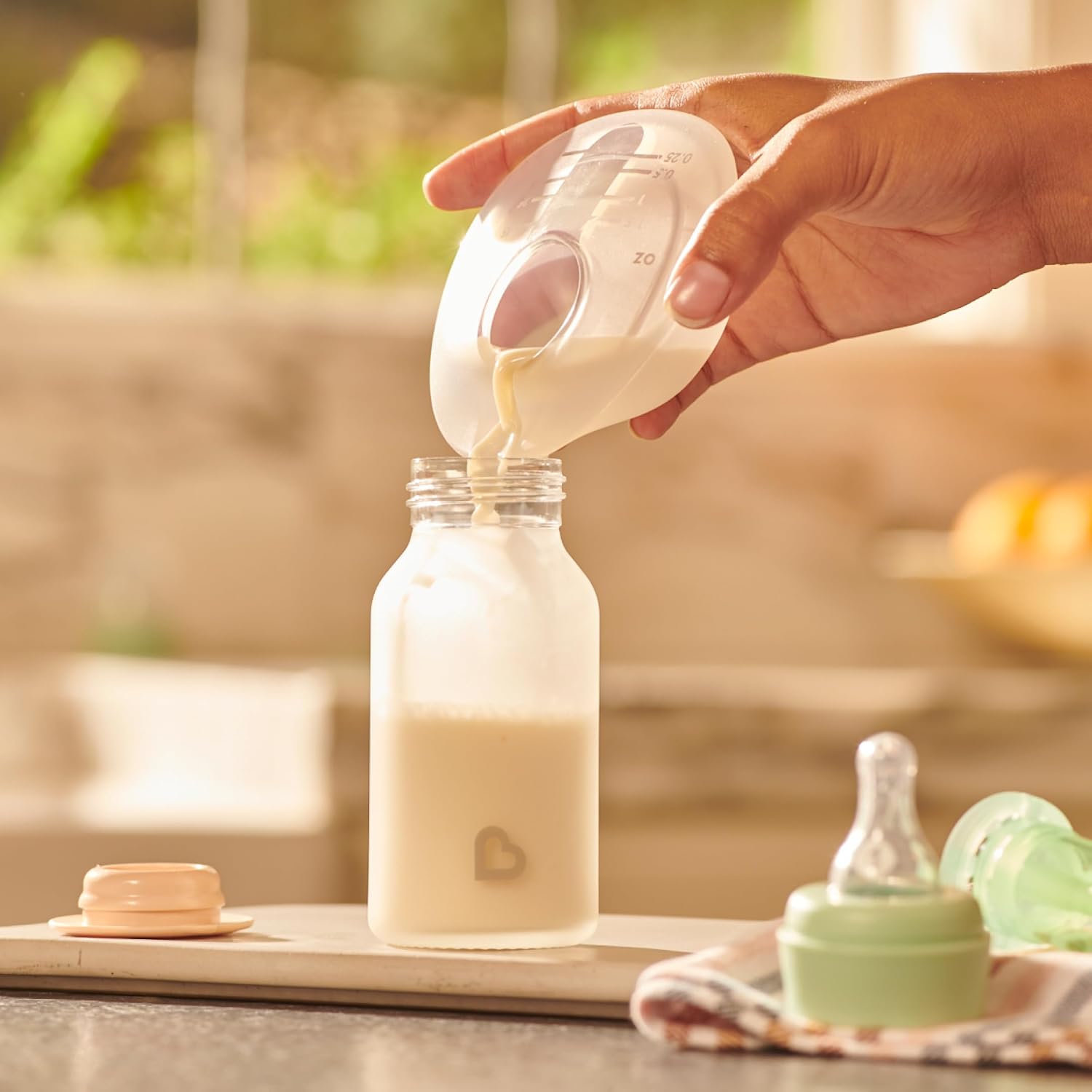 Detalle de munchkin FDMU38184 母乳コレクターカップ 授乳用シリコーン製・キャップ付き、最大目盛り45ml
