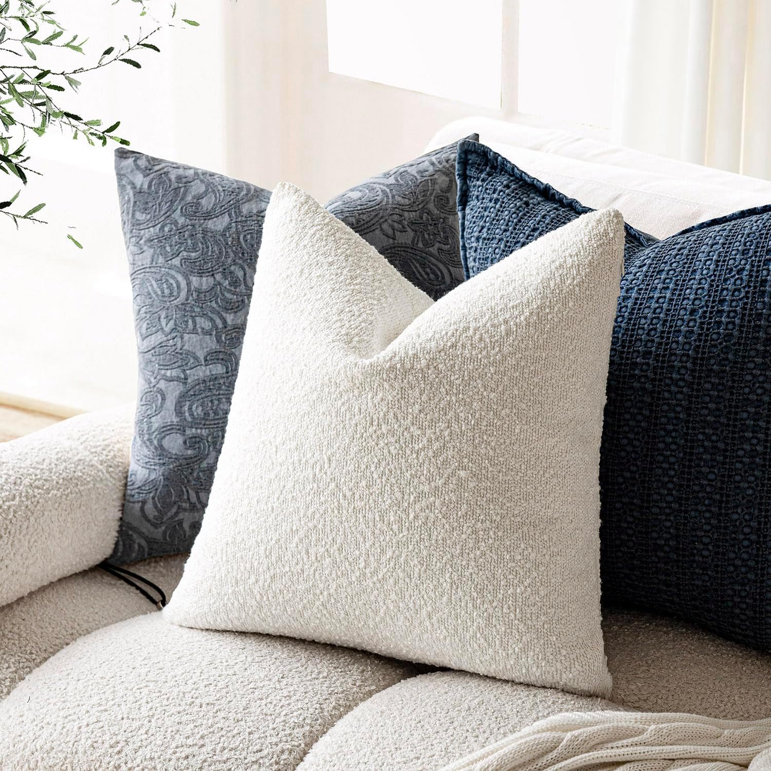 Detalle de Foindtower 2-Pack Bouclé Throw Pillow Covers, 24 x 24 in, White