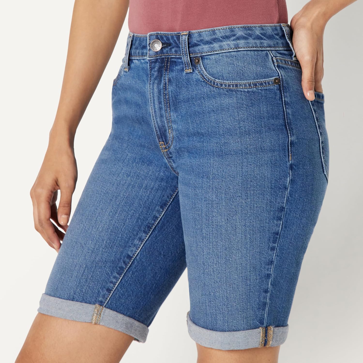 Detalle de Amazon Essentials Damen Slim-Fit-Bermudashorts mit Mittelhohem Bund und Taschen